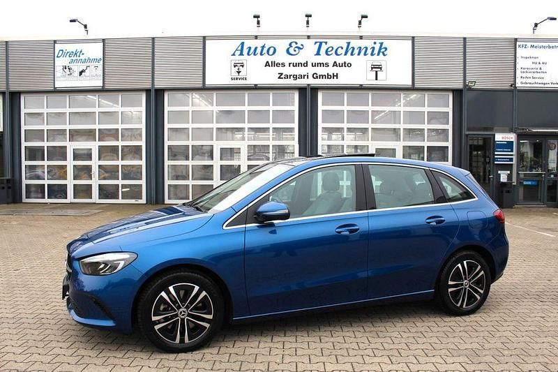 Gebraucht Mercedes E250 163 PS (119 kW) 2023 Blau Limousine