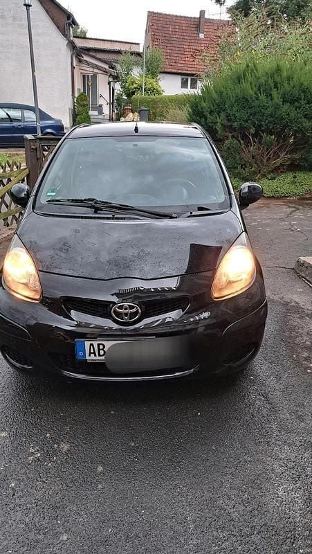 Schwarz Gebraucht 2010 Toyota Aygo Kleinwagen | 2.400 € (Fairer Preis) - Bild 1/4