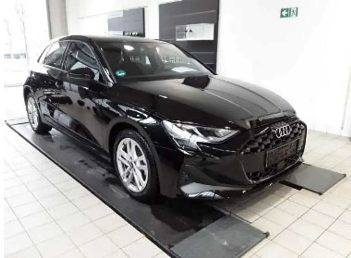 Gebraucht Audi A3 116 PS (85 kW) 2025 Brillantschwarz Limousine
