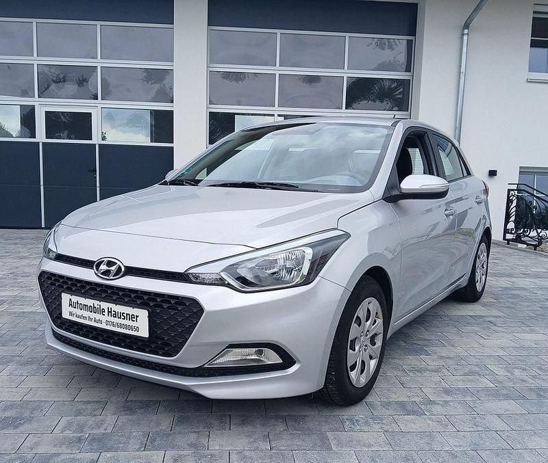 Silber Gebraucht 2017 Hyundai i20 GO! Limousine | 8.990 € (Guter Preis) - Bild 1/4