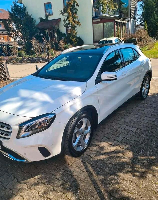 Gebraucht Mercedes GLA180 122 PS (89 kW) 2019 Weiß SUV