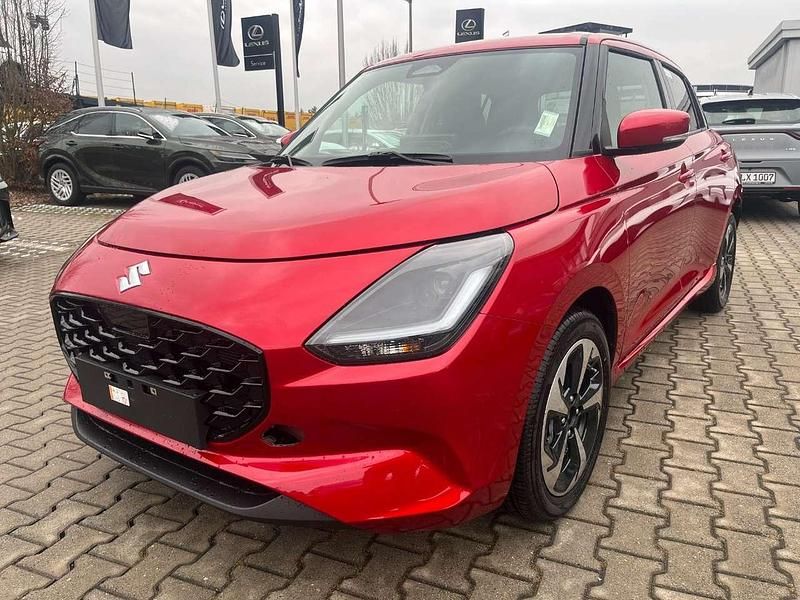 Burning red pearl metallic Neu 2024 Suzuki Swift Comfort+ Kleinwagen | 17.690 € - Bild 1/4