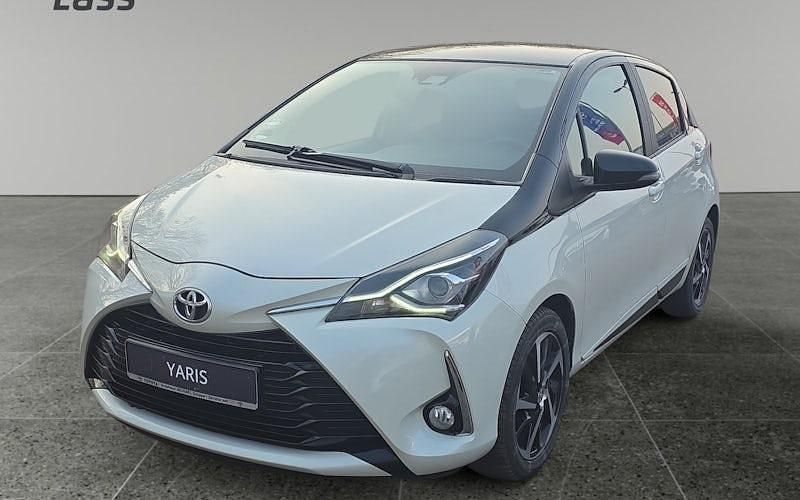 Gebraucht Toyota Yaris Basis 111 PS (81 kW) 2020 Montblancweiß perleffekt / mysticschwarz mica Limousine