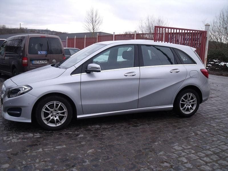 Gebraucht Mercedes B200 156 PS (114 kW) 2016 Silber Van / Kleinbus