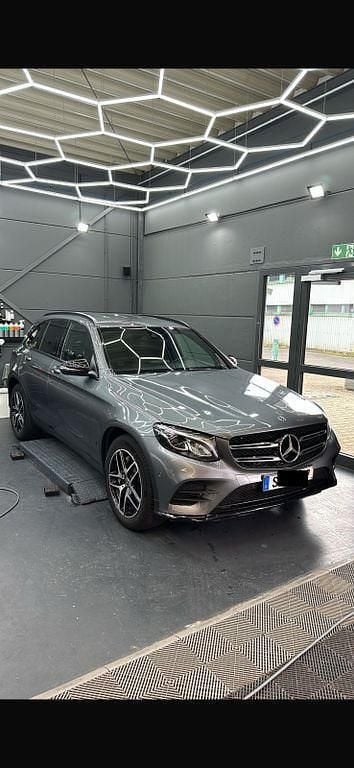 Grau Gebraucht 2018 Mercedes GLC250 AMG line SUV | 29.500 € (Etwas zu teuer) - Bild 1/4