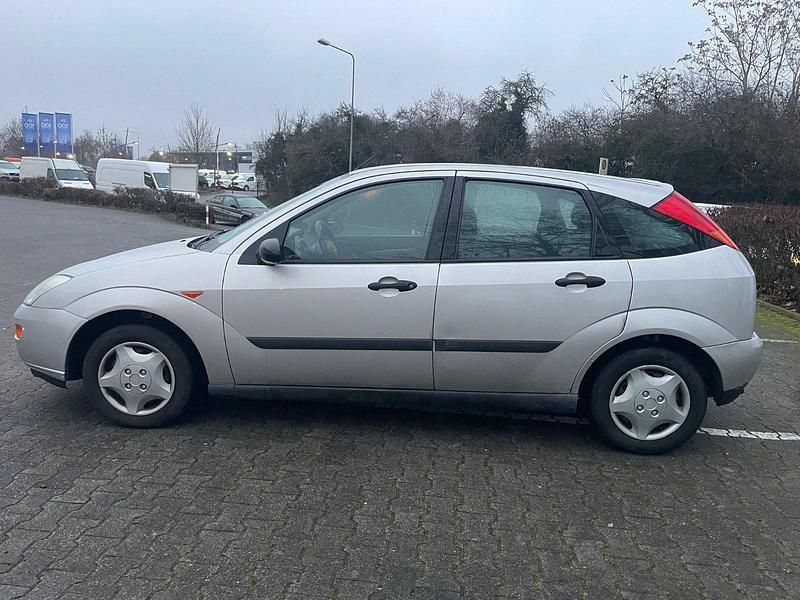 Gebraucht Ford Focus Trend 101 PS (74 kW) 2000 Silber Limousine