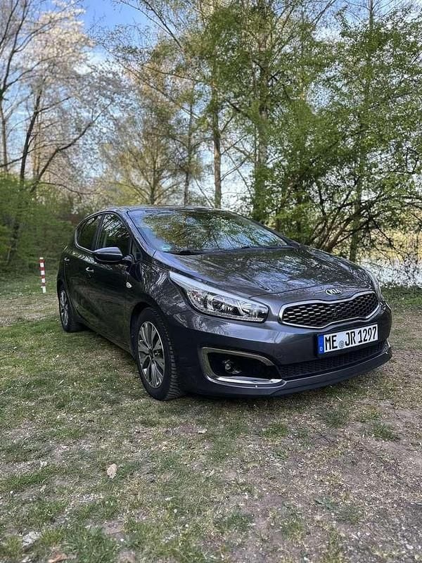 Grau Gebraucht 2018 Kia Ceed Edition 7 Kleinwagen | 9.500 € (Guter Preis) - Bild 1/4