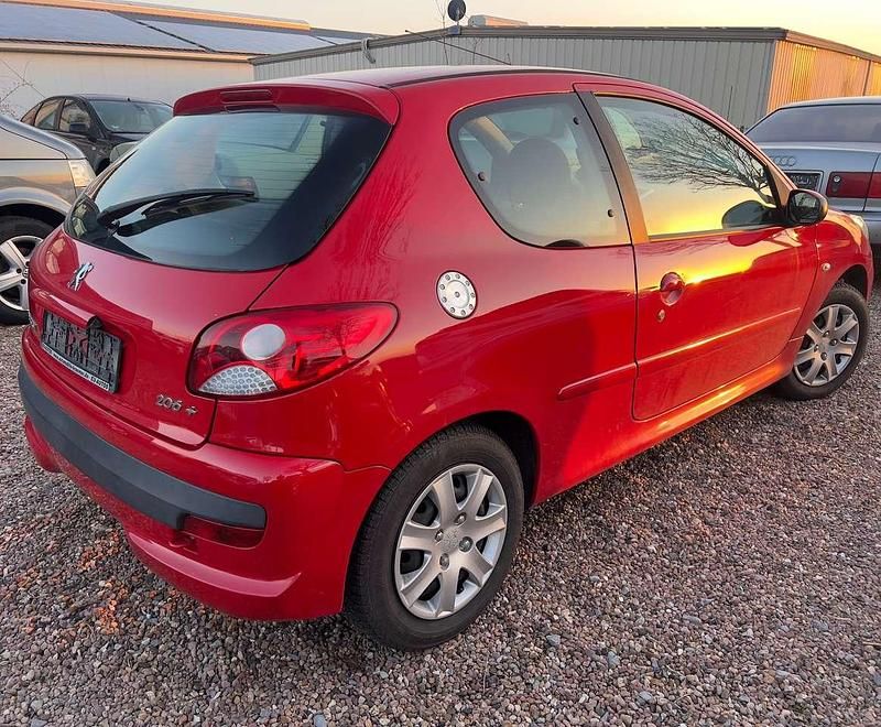 Gebraucht Peugeot 206+ 75 PS (55 kW) 2009 Farbe rot aden/flach standard Kleinwagen