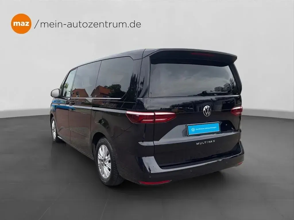 Gebraucht VW Multivan Life 150 PS (110 kW) 2024 Deep black perleffekt Van / Kleinbus