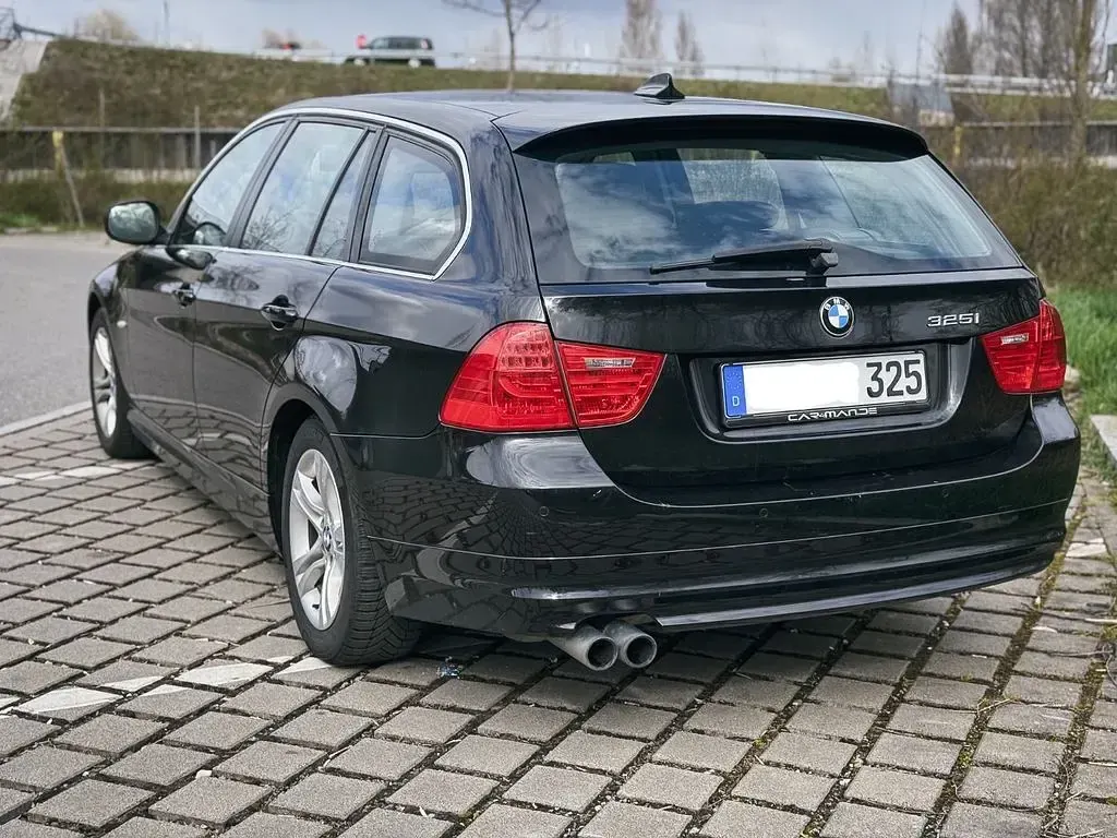 Gebraucht BMW 325 218 PS (160 kW) 2011 Schwarz Kombi