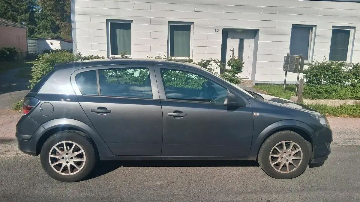Gebraucht Opel Astra 90 PS (66 kW) 2010 Grau Limousine