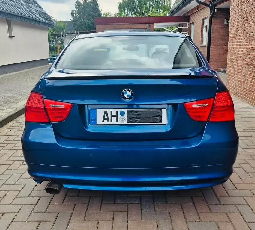 Gebraucht BMW 318 143 PS (105 kW) 2011 Blau Limousine