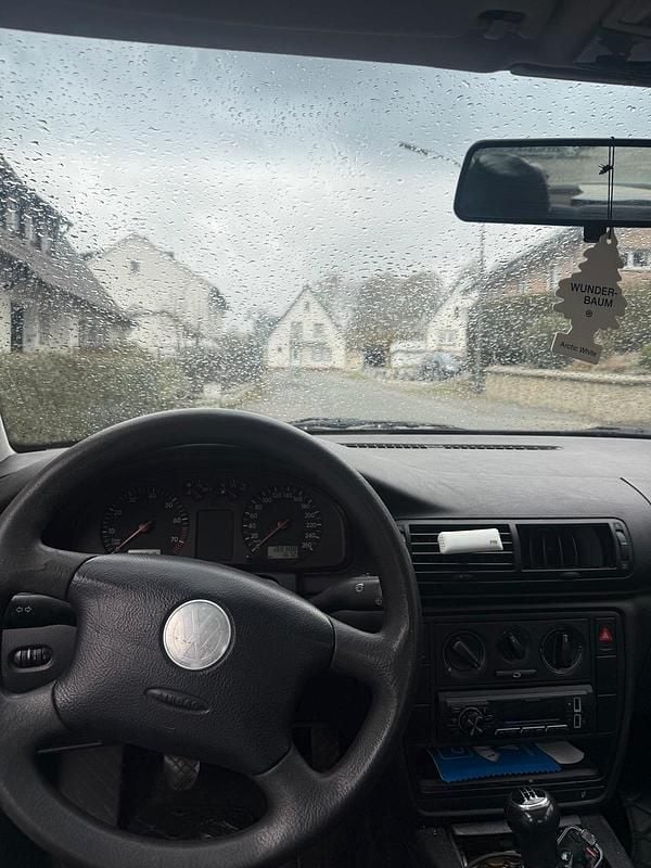 Gebraucht VW Passat 100 PS (73 kW) 1998 Silber Limousine