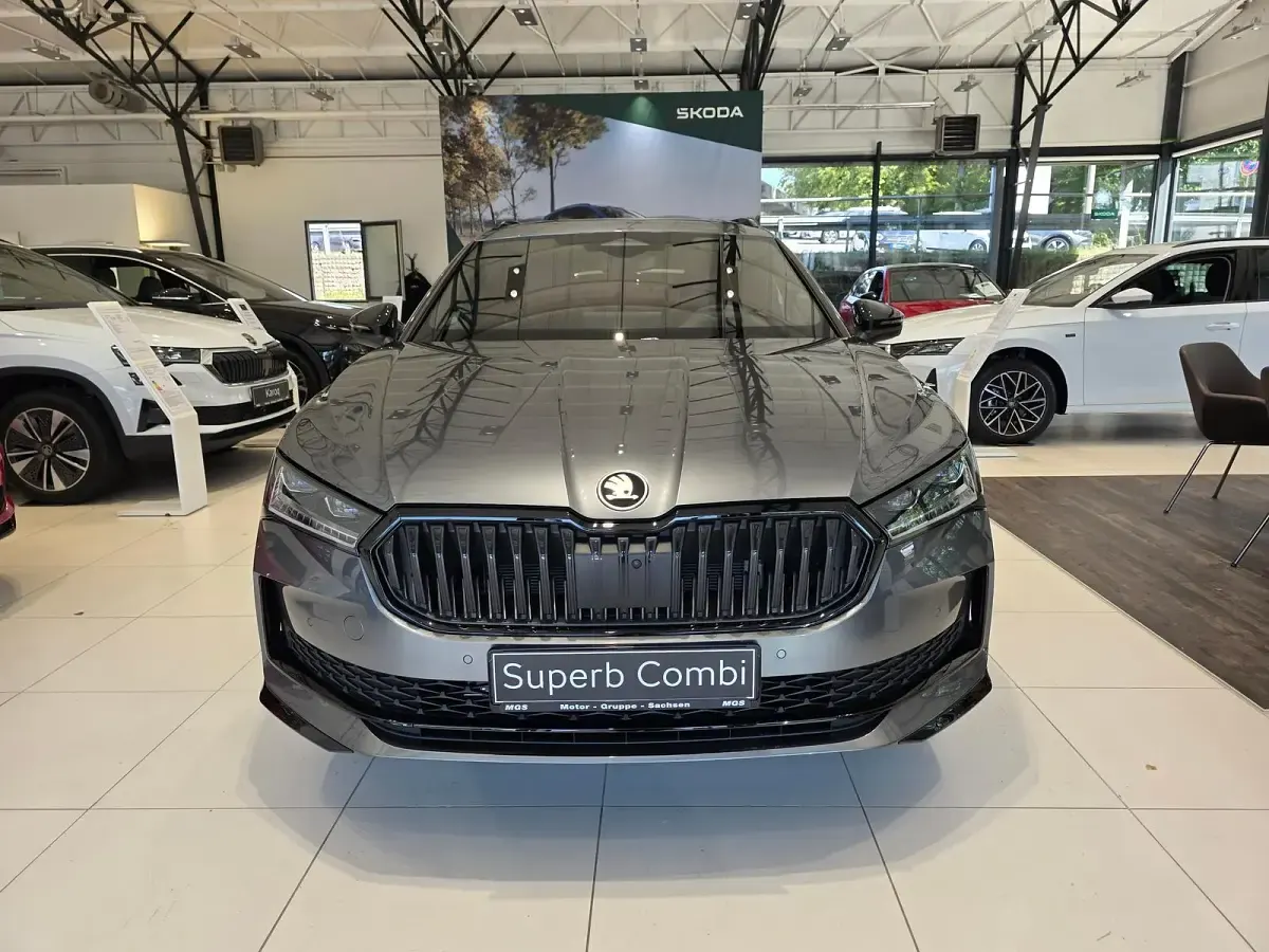 Neu Skoda Superb SportLine 204 PS (150 kW) 2025 Graphitegrau metallic Kombi
