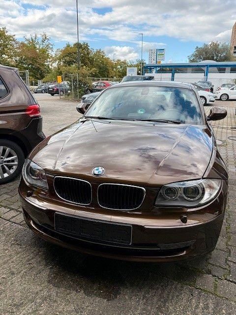 Braun Gebraucht 2010 BMW 118 Sport Line Kleinwagen | 5.900 € (Fairer Preis) - Bild 1/4