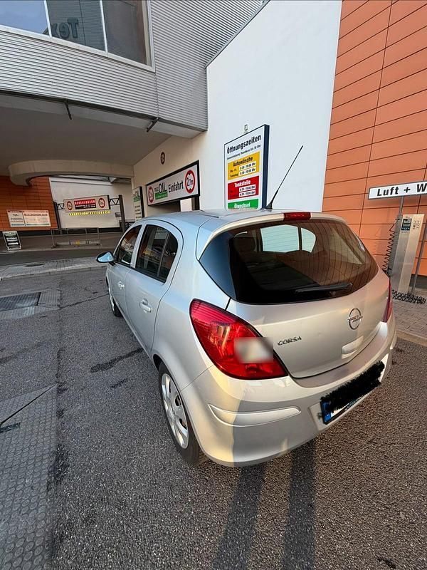 Używany Opel Corsa 90 KM (66 kW) 2007 Srebrny Hatchback
