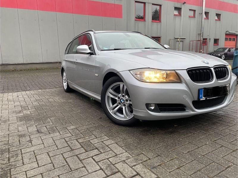Gebraucht BMW 320 184 PS (135 kW) 2010 Silber Kombi