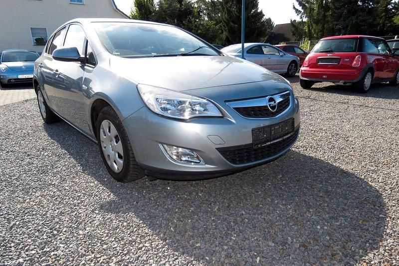 Silbersee/silver lake Gebraucht 2011 Opel Astra Design Edition Limousine | 6.699 € (Etwas zu teuer) - Bild 1/4