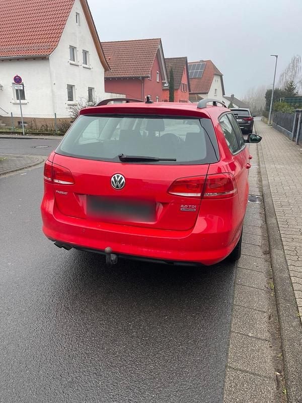 Gebraucht VW Passat 140 PS (102 kW) 2012 Rot Kombi