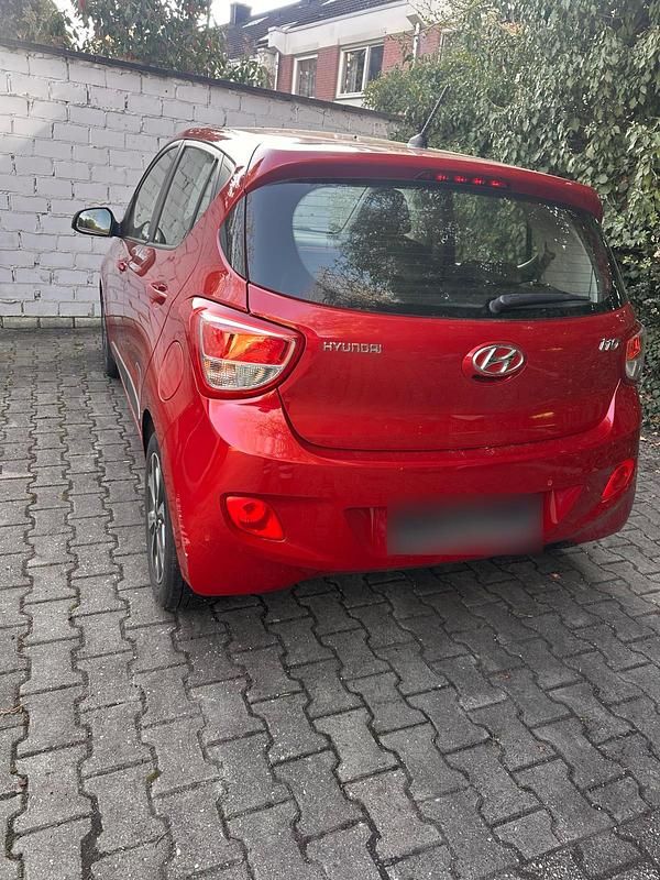 Gebraucht Hyundai i10 87 PS (63 kW) 2015 Rot Kleinwagen