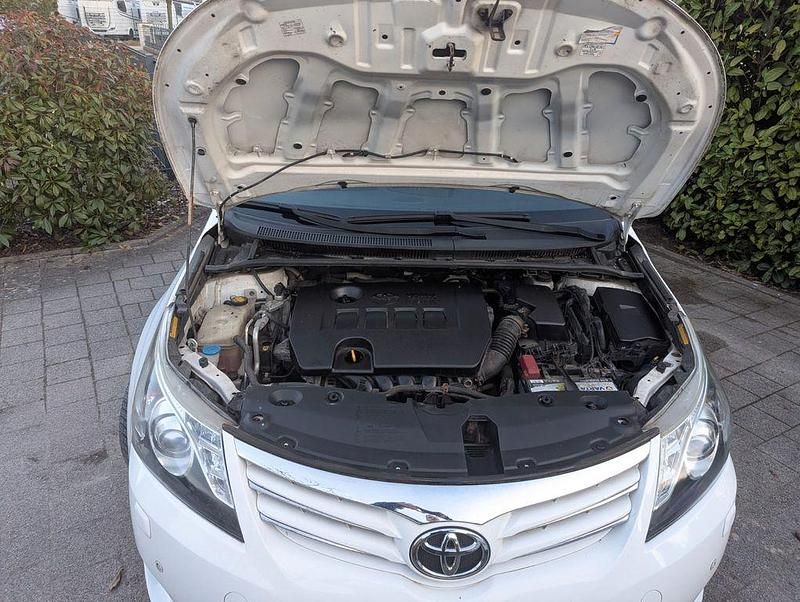 Gebraucht Toyota Avensis 147 PS (108 kW) 2012 Weiß Limousine