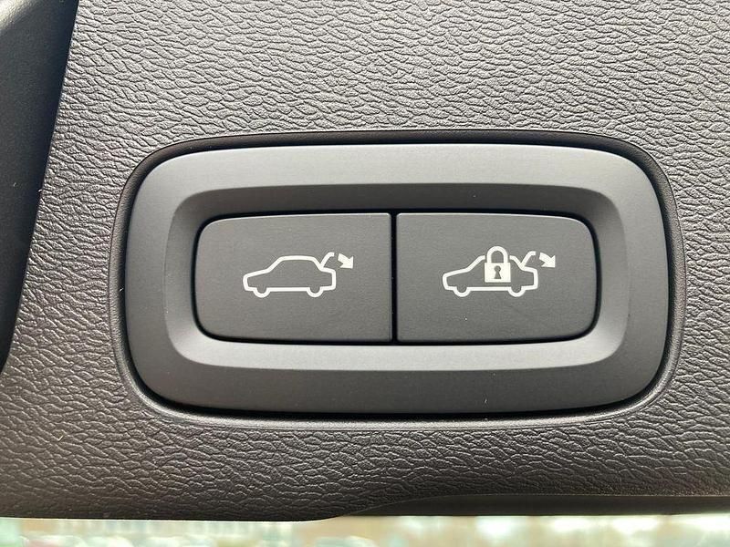 Gebraucht Volvo XC60 Core 197 PS (144 kW) 2023 Platinum grey metallic SUV