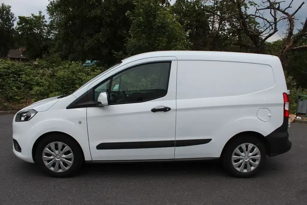 Gebraucht Ford Transit Trend 101 PS (74 kW) 2023 Weiß Van / Kleinbus