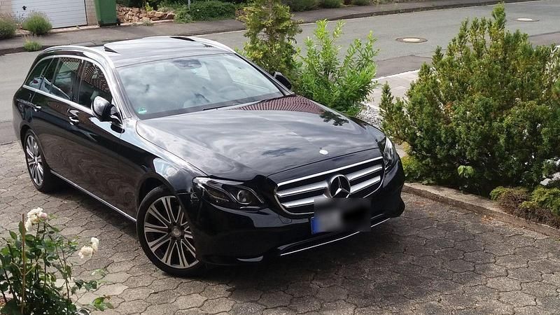 Schwarz Gebraucht 2017 Mercedes E250 Avantgarde Kombi | 23.500 € (Fairer Preis) - Bild 1/4