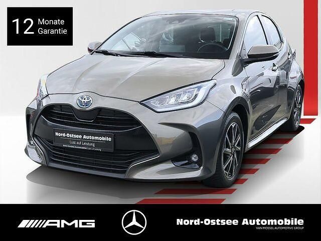Braun Gebraucht 2021 Toyota Yaris Hybrid Team Limousine | 17.990 € (Guter Preis) - Bild 1/2