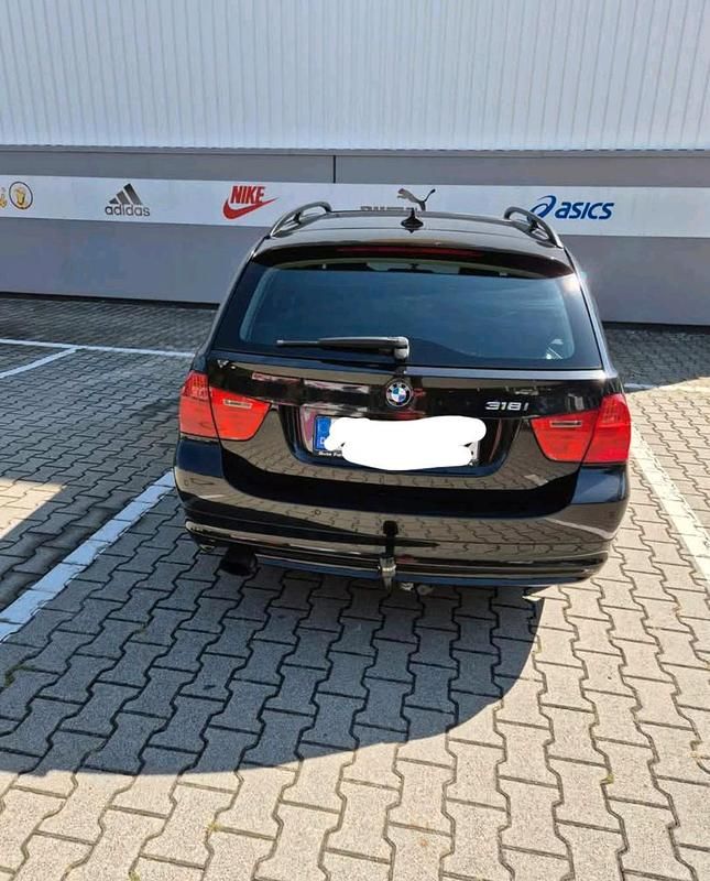Schwarz Gebraucht 2009 BMW 318 Limousine | 5.000 € - Bild 1/4