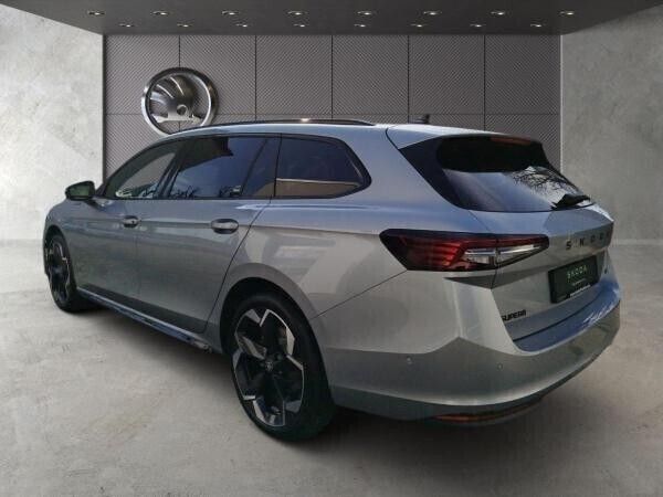 Blau (cobalt blau metallic) Neu 2025 Skoda Superb SportLine Kombi | 55.981 € - Bild 1/3