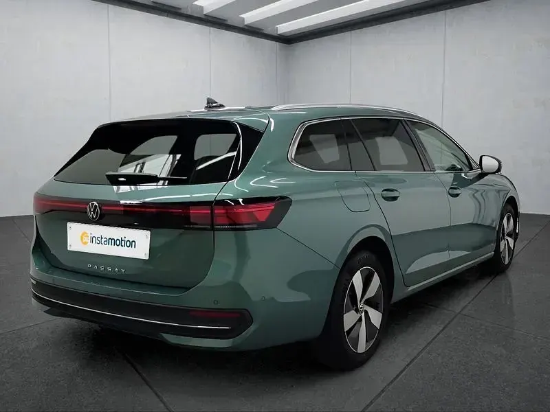Gebraucht VW Passat 122 PS (89 kW) 2025 Grün Kombi