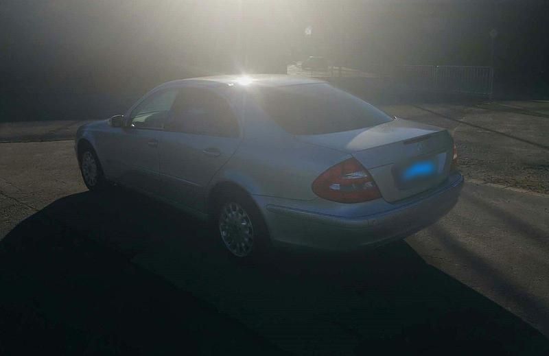 Gebraucht Mercedes E200 163 PS (119 kW) 2005 Silber Limousine