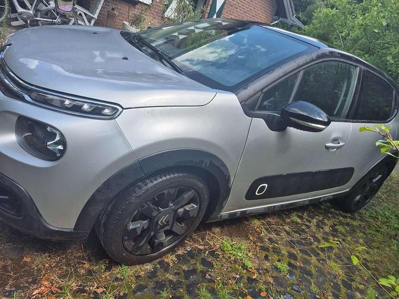 Silber Gebraucht 2017 Citroën C3 PureTech Kleinwagen | 9.290 € - Bild 1/4