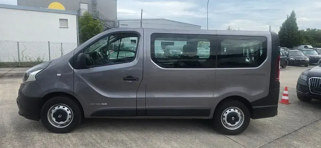 Gebraucht Renault Trafic Authentique 125 PS (91 kW) 2017 Grau Van / Kleinbus