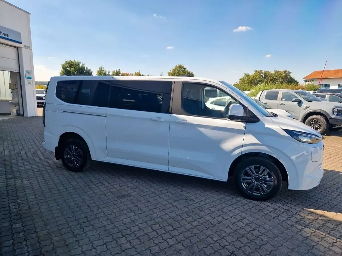 Neu Ford Tourneo Titanium 232 PS (170 kW) 2025 Weiß Van / Kleinbus