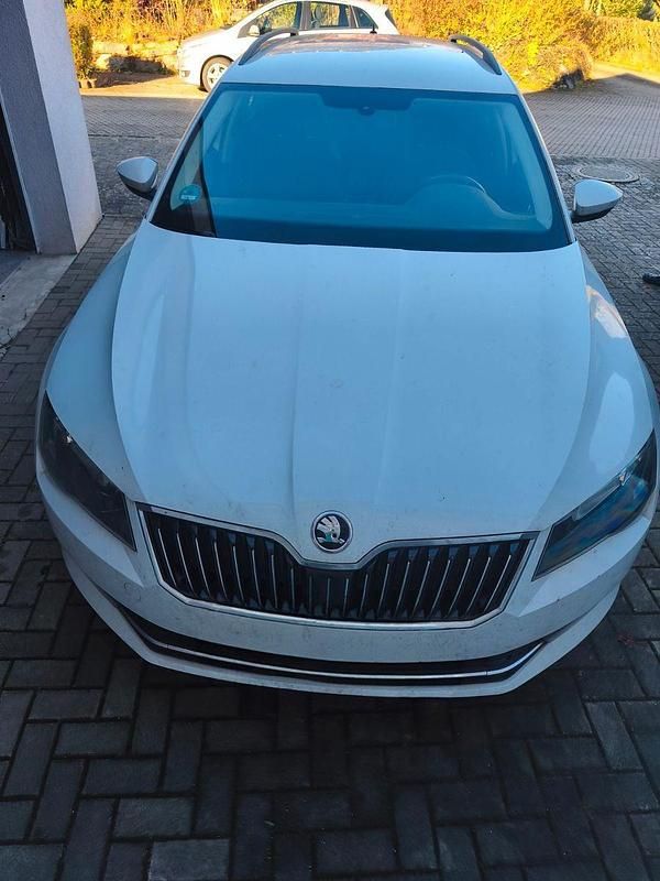 Weiß Gebraucht 2016 Skoda Superb LAURIN & KLEMENT Kombi | 11.000 € (Guter Preis) - Bild 1/4