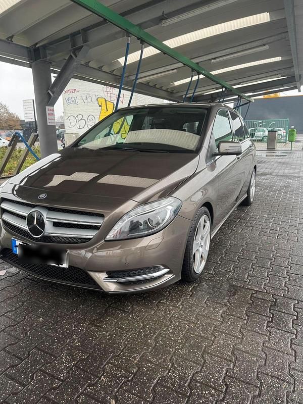 Grau Gebraucht 2014 Mercedes B220 Van / Kleinbus | 12.300 € (Guter Preis) - Bild 1/4