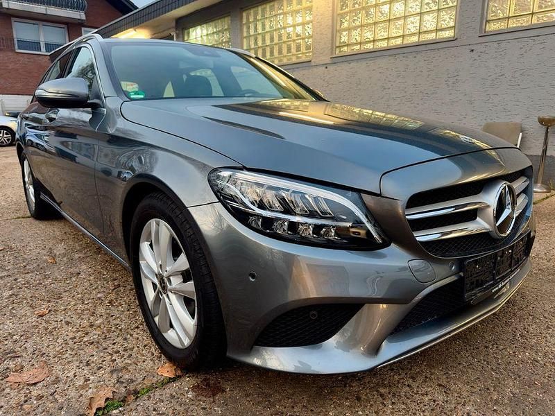 Grau Gebraucht 2019 Mercedes C200 Avantgarde Limousine | 22.500 € (Superpreis) - Bild 1/4