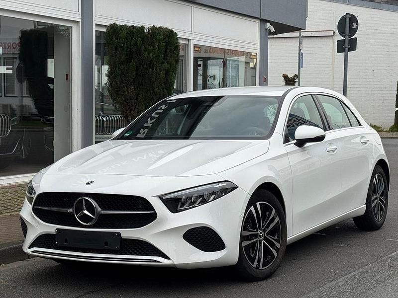 Weiß Gebraucht 2023 Mercedes A180 Limousine | 25.990 € (Guter Preis) - Bild 1/4