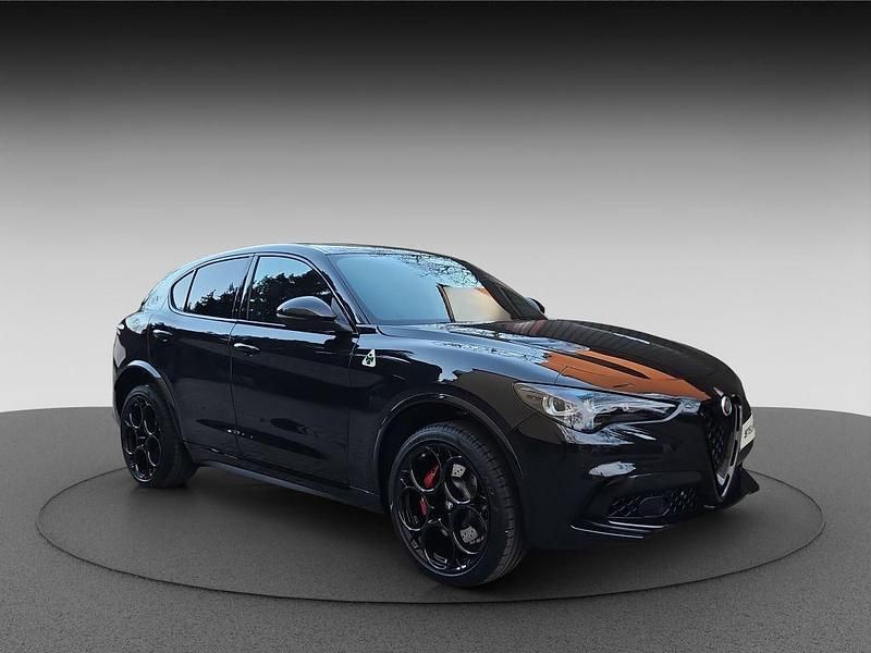 Neu Alfa Romeo Stelvio Quadrifoglio 519 PS (381 kW) 2025 Nero vulcano metallic SUV