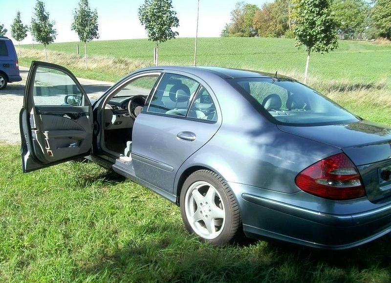 Gebraucht Mercedes E500 Avantgarde 306 PS (225 kW) 2003 Blau Limousine
