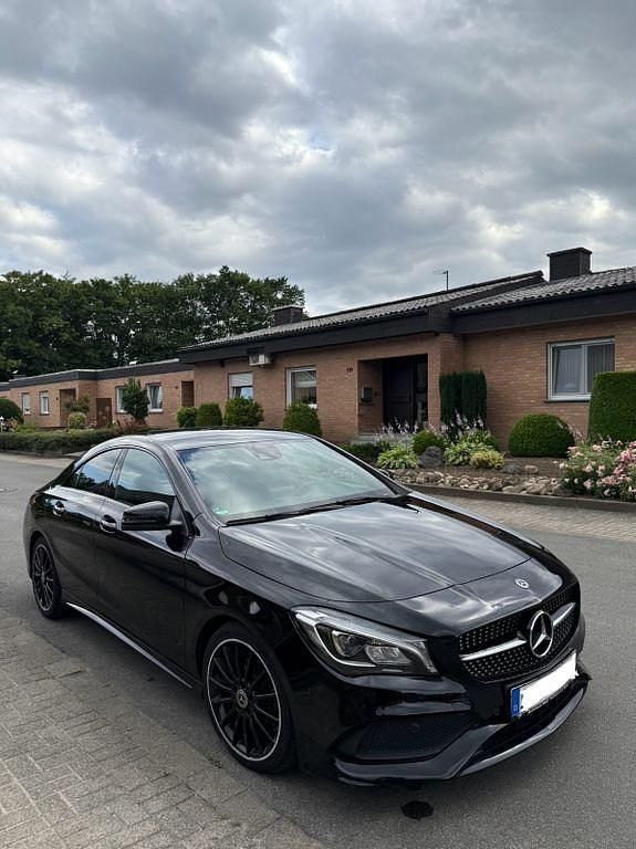 Schwarz Gebraucht 2018 Mercedes CLA200 AMG line Limousine | 14.500 € (Fairer Preis) - Bild 1/4