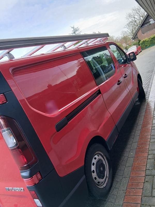 Second-hand Opel Vivaro 110 CP (80 kW) 2017 Roșu Monovolum