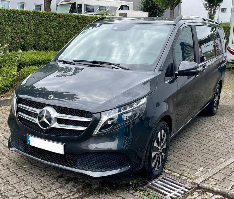 Grau Gebraucht 2023 Mercedes V300 Avantgarde Van / Kleinbus | 70.000 € (Etwas zu teuer) - Bild 1/4