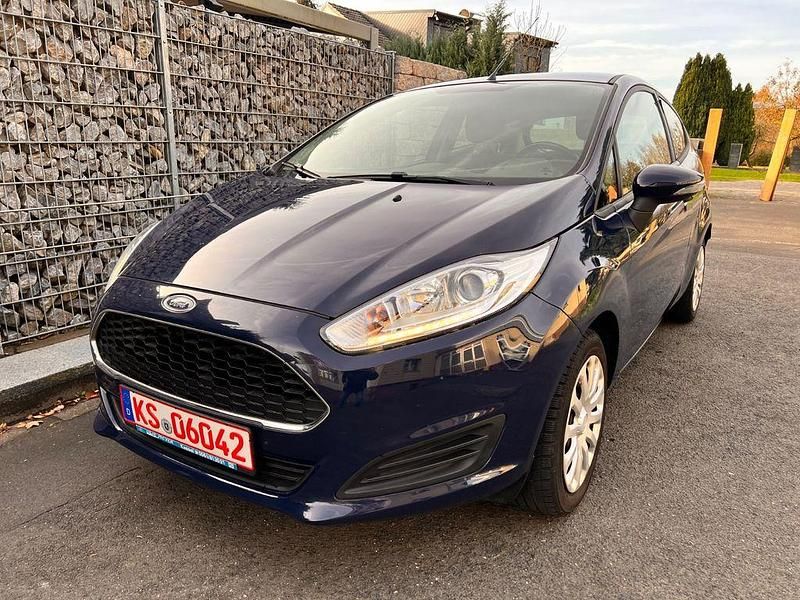 Blau Gebraucht 2016 Ford Fiesta Trend Kleinwagen | 4.000 € - Bild 1/4