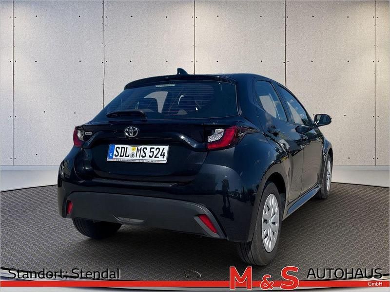 Gebraucht Toyota Yaris Basis 72 PS (52 kW) 2023 Schwarz Limousine