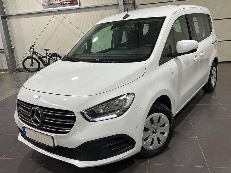 Weiß Gebraucht 2023 Mercedes T180 Van / Kleinbus | 24.995 € (Guter Preis) - Bild 1/4