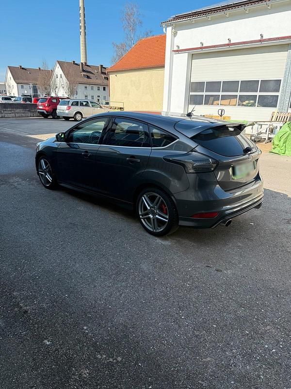 Gebraucht Ford Focus Titanium 150 PS (110 kW) 2015 Grau Kleinwagen