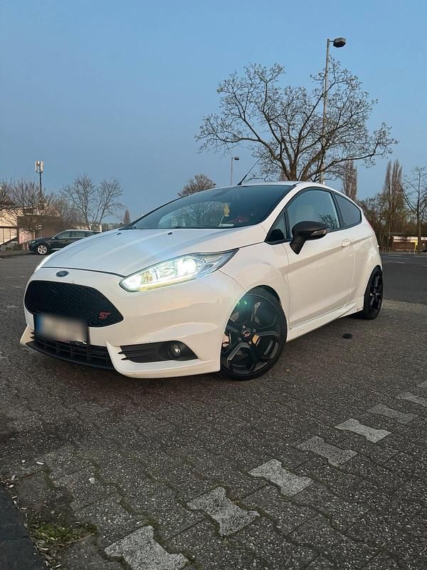 Weiß Gebraucht 2014 Ford Fiesta ST Kleinwagen | 8.800 € (Etwas zu teuer) - Bild 1/4